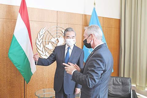 ◎ 九月廿四日,國務委員兼外長王毅(左)在紐約出席聯大期間會見第七十七屆聯合國大會主席克勒希。(新華社記者李睿 攝)