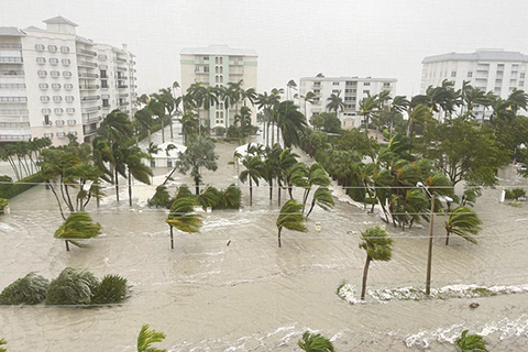 ◎ 美國國家颶風中心九月二十八日發佈公告稱,颶風「伊恩」當天下午以四級颶風強度在美國佛羅里達州西南部登陸,該風暴「極度危險」。圖為佛羅里達州南部沿海城市拿玻里市政府二十八日發佈的照片顯示,該市市區道路洪水氾濫。(新華社發 拿玻里市政府供圖)