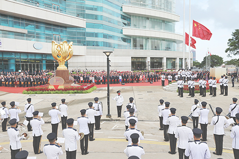 　◎ 十月一日早上，香港特區政府於金紫荊廣場舉行隆重的升旗儀式，熱烈慶祝中華人民共和國成立七十三周年。（香港中通社記者　謝光磊　攝）