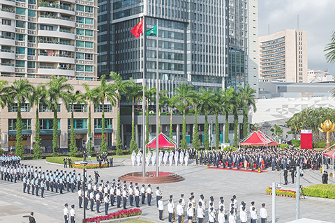 　◎ 慶祝中華人民共和國成立七十三周年升旗儀式昨日早上在金蓮花廣場舉行。