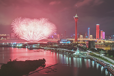 　◎ 慶祝中華人民共和國成立七十三周年，特區政府昨晚舉行二０二二國慶煙花表演。