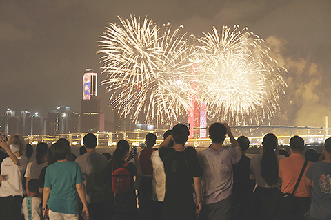 　◎ 壯麗璀璨的煙花盛典慶賀中華人民共和國成立七十三周年。