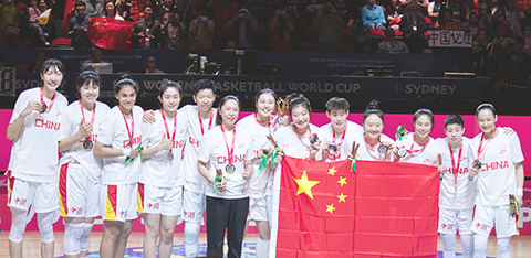 　◎ 中國女籃榮獲世界盃亞軍。（新華社）