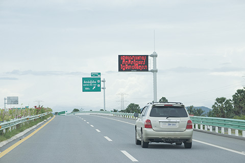車輛在金港高速公路上行駛。(中新社發 余湘珺攝)
