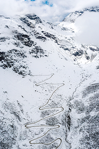 2020年12月7日,西藏林芝派墨公路穿過多雄拉雪山冰雪區。(無人機照片) (中新社發 董志雄攝)