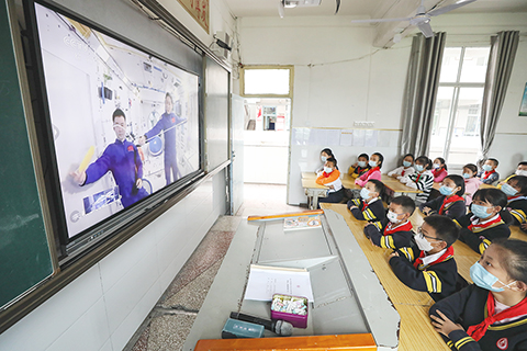 ◎ 十月十二日,貴州省遵義市桐梓縣小學生在收看「天宮課堂」第三課。當日,「天宮課堂」第三課在中國空間站正式開講,神舟十四號飛行乘組航天員陳冬、劉洋、蔡旭哲面向廣大青少年進行太空授課,這是中國航天員首次在問天實驗艙內進行授課。(中新社)
