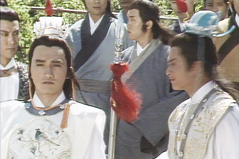 ◎ 梁朝偉(左)與黃日華昔日青澀容貌掀起網民熱討。(一九八五年首播版《楊家將》畫面)