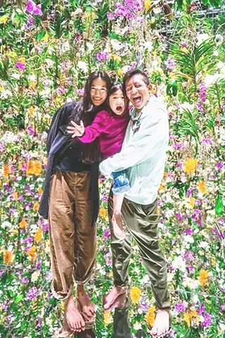 ◎ 陳冠希曬出了一家三口的遊玩照片,不得不說,這背景可真是塑料呀,然後冠希哥的顏值,感覺也不復從前了,他老婆看著好像更加狂野了,說實話,觀者一直沒有get她的美。但是我們單獨看這個冠希哥的女兒,這個小女孩是不是美呆了。臉型精緻小巧,靈動活潑,長大了可能是女版陳冠希喲。