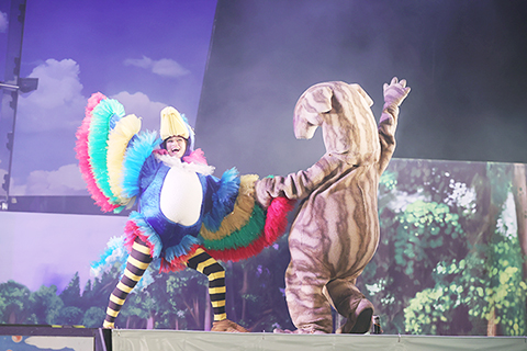 ◎ 台灣紙風車劇團日前在台北市文山木柵中學首演戲劇《巫頂環遊世界》,以童趣為主題,吸引許多家長帶小朋友進場看戲。