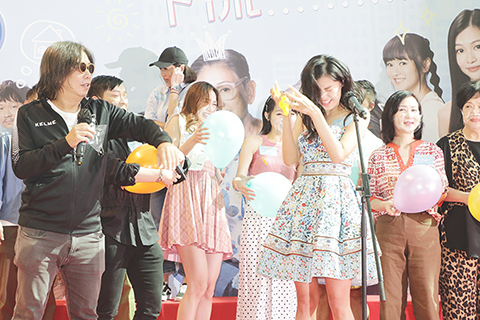 ◎ 十月十四日,香港無線電視於將軍澳一商場舉行《下流上車族》宣傳活動。《下流上車族》是香港電視廣播有限公司拍攝的電視劇,由林敏驄、江美儀及鮑起靜領銜主演,並由郭柏妍、羅毓儀、鄧智堅、林穎彤、關曜㑺、丁子朗及袁文傑聯合演出,監製關文深。