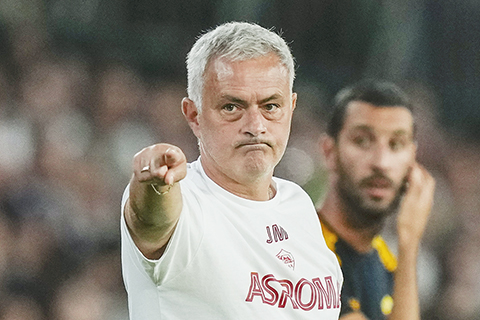 ◎ 羅馬昨晨在歐霸盃C組,一比一戰平貝迪斯,主帥摩連奴心情欠佳。(美聯社)