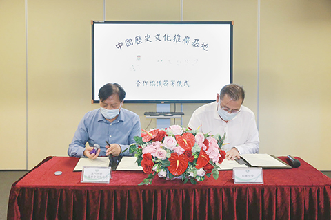 ◎ (左起)朱壽桐與賀誠簽署中國歷史文化推廣基地協議。