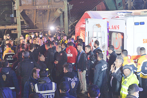 ◎ 土耳其北部黑海沿岸巴爾滕省十月十四日下午發生一起煤礦爆炸事故,已造成四十一人死亡。圖為十五日凌晨,人們聚集在煤礦爆炸事故救援現場。(新華社)