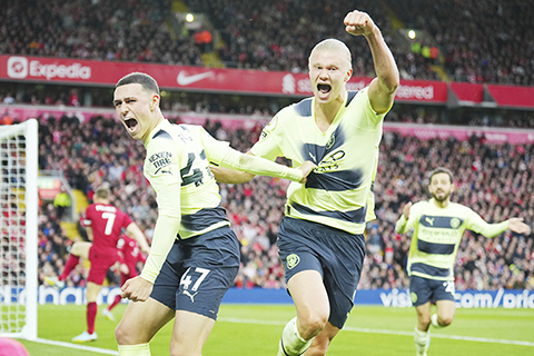 ◎ 曼城夏蘭特(中)與戰友科頓(左)曾以為命中,可惜經視像判科頓的入球是吃詐胡,無功而退。(美聯社)