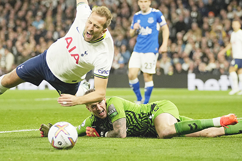 ◎ 夏利卡尼(上)欲執雞補射,遭愛華頓隊門將比克福特(下)撲倒。熱刺隊獲點球,由夏利卡尼操刀命中,打開是役紀錄。(美聯社)