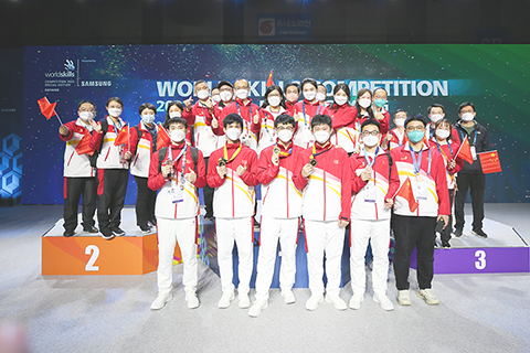 ◎ 圖為十月十七日,在韓國高陽市,參加二0二二年世界技能大賽特別賽韓國賽區比賽的中國代表團在閉幕式結束後合影留念。(新華社)