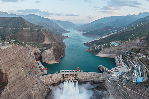這是2022年5月29日拍攝的白鶴灘水電站一景(無人機全景拼接照片)。(新華社記者 胡超 攝)