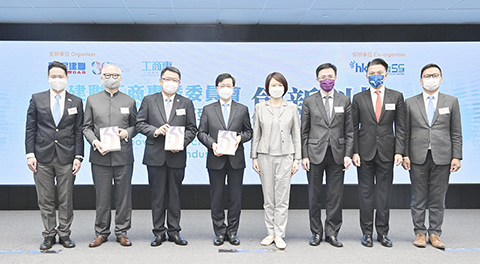 ◎ 行政長官李家超昨(二十四)日出席民建聯工商專業委員會主辦的「百川」系列論壇:創新科技及「工業4.0」。圖示李家超(左四)、創新科技及工業局局長孫東教授(右三)、民建聯主席李慧琼(右四)等其他嘉賓合照。(香港中通社)