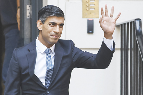 ◎ 十月二十四日,里希.蘇納克在贏得保守黨領袖競選後成為英國下一任首相。圖為當日,里希·蘇納克離開位於倫敦的保守黨競選總部。(美聯社)
