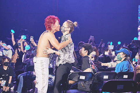 ◎ 由台灣歌手王仁甫、孫協志、許孟哲、彭康育組成的樂團「5566」,為慶祝組合二十周年,日前在高雄巨蛋舉辦《二0五六 二十周年演唱會》。圖為王仁甫在演唱會上深情獻吻妻子季芹。