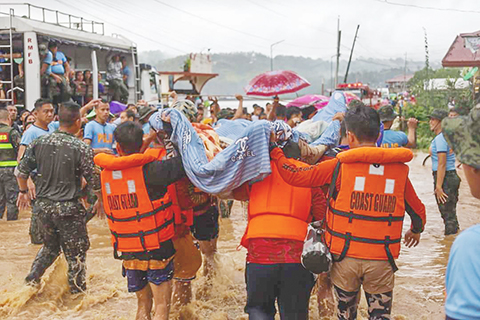 ◎ 菲律賓政府十月二十八日稱,受熱帶風暴「尼格」影響,菲南部多地遭遇暴雨,引發洪水和山體滑坡。在受災嚴重的馬京達瑙省,「尼格」已導致至少三十一人死亡。圖為當日,在菲律賓馬京達瑙省帕朗,救援人員協助居民從洪災區轉移。(新華社發 邦薩摩洛自治區警方供圖)