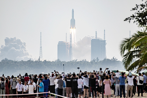 ◎ 北京時間十月卅一日十五時卅七分,搭載空間站夢天實驗艙的長征五號B遙四運載火箭,在中國文昌航天發射場準時點火發射,約八分鐘後,夢天實驗艙與火箭成功分離並準確進入預定軌道,發射任務取得圓滿成功。圖為民眾在海南文昌淇水灣沙灘觀看長征五號B遙四運載火箭點火升空。(中新社記者駱雲飛 攝)