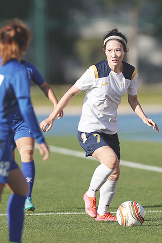 ◎ 十一月九日,北京女足隊球員何湘楠(右)在比賽中伺機傳球。在雲南昆明舉行的二0二二年中國足球協會女子超級聯賽第十五輪比賽中,北京女足隊以二比二戰平河南建業女足隊。(新華社記者 陳欣波 攝)