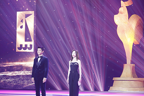 ◎ 十一月十日,二0二二年中國金雞百花電影節暨第三十五屆中國電影金雞獎開幕式在福建廈門舉行。圖為演員杜江(左)和周冬雨開幕式上共同點亮金雞。