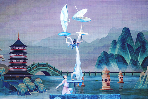 ◎ 十一月十日,第十一屆中國雜技金菊獎全國雜技比賽在河南省濮陽市舉行。圖為浙江曲藝雜技總團有限公司參賽節目《一紙煙雨─傘技》。