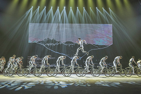 ◎ 十一月十日,第十一屆中國雜技金菊獎全國雜技比賽在河南省濮陽市舉行。圖為中國雜技團有限公司參賽節目《逐風者.男子集體車技》。