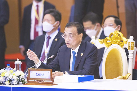 ◎當地時間十一月十一日下午,國務院總理李克強在柬埔寨金邊出席第二十五次中國-東盟(10+1)領導人會議。(新華社)