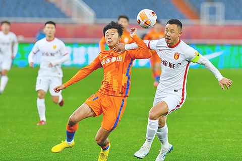 ◎ 十一月十二日,山東泰山隊球員劉洋(左)和河北隊球員潘喜明爭球。在山東濟南舉行的二0二二賽季中國足球協會超級聯賽第二十五輪比賽,山東泰山隊以四比0戰勝河北隊。(新華社記者 朱崢 攝)