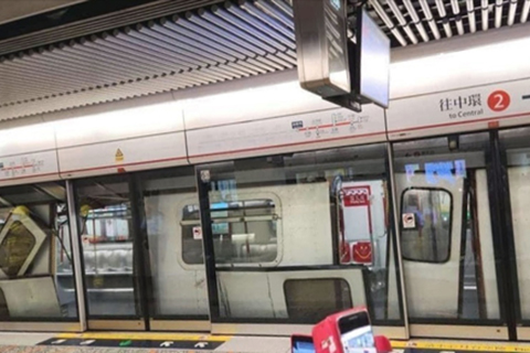 ◎ 十一月十三日上午,香港港鐵荃灣綫油麻地站發生車門鬆脫事故,荃灣綫服務受阻,來往佐敦站及荔景站的列車服務暫停,油麻地站內正在對列車進行搶修。(香港中通社記者 曹文毓 攝)