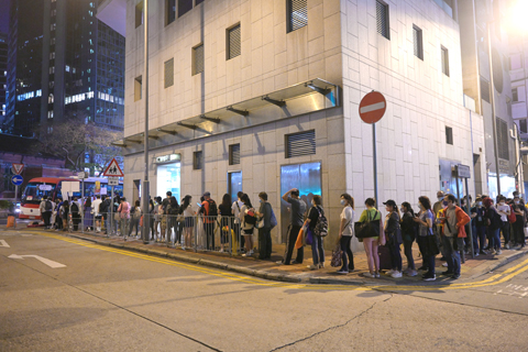 ◎ 十一月十三日,香港油麻地地鐵站荃灣線一列往中環方向列車,早上發生車門松脫事故,七百五十名乘客受影響要疏散,一名女乘客沿路軌疏散時擦傷送院,另有一名女乘客不適,毋須送院。圖為眾多市民排隊乘搭港鐵安排的穿梭巴士。(中新社記者 陳永諾 攝)