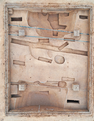 ◎ 殷墟王陵區東圍溝G1西段缺口處南北兩側溝口形狀(資料照片)。新華社發(國家文物局供圖)