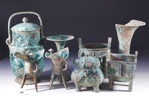 ◎ 邵家棚遺址墓葬出土的銅禮器組合(資料照片)。新華社發(國家文物局供圖)