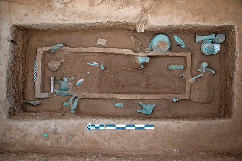 ◎ 陶家營遺址M12墓葬發掘出土情況(資料照片)。新華社發(國家文物局供圖)