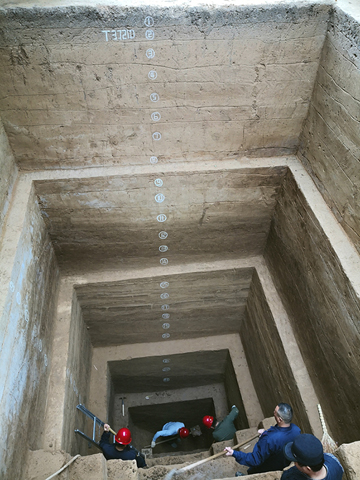 ◎ 殷墟小屯宮殿宗廟區池苑遺址解剖發掘情況(資料照片)。新華社發(國家文物局供圖)