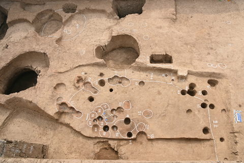 ◎ 辛店遺址D區工棚式熔鑄作坊發掘情況(資料照片)。新華社發(國家文物局供圖)