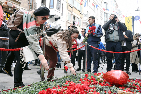 ◎ 土耳其最大城市伊斯坦布爾市中心塔克西姆廣場邊的獨立大街11月13日下午發生爆炸,造成至少6人死亡、81人受傷。圖為14日,在土耳其伊斯坦布爾市中心塔克西姆廣場邊的獨立大街,市民獻花哀悼爆炸襲擊遇難者。(新華社)