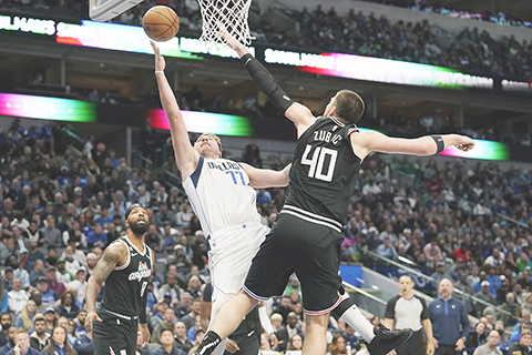 ◎ 當錫(七十七號)昨役掠全場最高卅五分。(美聯社)