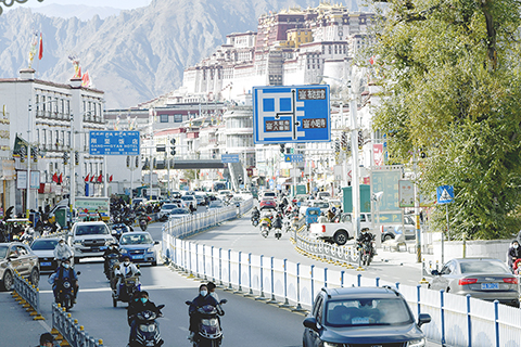 ◎ 十一月十七日,拉薩市北京東路車流人流漸多。近日,在拉薩八廓街道、吉日街道、吉崩崗街道等主城區及市區主要路段,車流量、人流量逐步恢復。隨著拉薩市新冠肺炎疫情防控形勢持續向好,各行各業有序復工復產,民眾生活逐步正常,街頭巷尾的「煙火氣」漸濃。(中新社記者 李林攝)