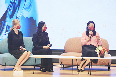 ◎ 十一月二十二日,香港理工大學邀請奧運金牌得主郭晶晶以「撥水見光追逐夢想」為主題舉辦公開講座,分享其運動員生涯和奧運奪金的經歷,勉勵年輕人堅持追夢。講座吸引了超過八百名嘉賓、師生、校友和公眾參與。圖為郭晶晶回答學生問題。(香港中通社記者 許其皓 攝)