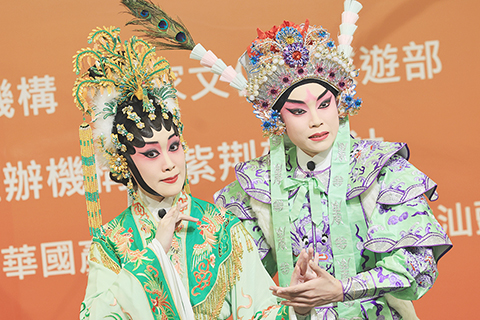 ◎ 十一月二十三日,「傳承精神命脈 活化非遺文明」中華文化遺產和國際非遺交流系列活動在香港中央圖書館開幕。活動一連五日舉辦「一帶一路」沿線國家和中華非遺傳承精品展,以及民族音樂、福建南音與茶文化等非遺項目現場表演。圖為開幕儀式進行粵劇折子戲《胡地蠻歌》表演。