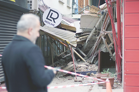 ◎ 土耳其災難和應急管理署十一月二十三日發佈消息說,該國西北部迪茲傑省當天凌晨發生五點九級地震,目前已造成二十二人受傷。圖為當日在土耳其迪茲傑拍攝的被地震摧毀的房屋。(新華社)