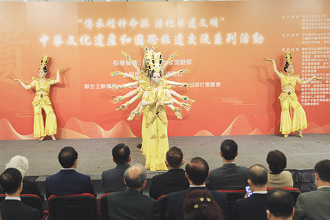 ◎ 「傳承精神命脈活化非遺文明」。圖為開幕儀式上,香港敦煌千手觀音舞蹈藝術團表演《夢回敦煌》。