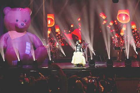 ◎ 台灣歌手劉若英《二0二二飛行日巡迴演唱會》十月從台北小巨蛋首航,帶著好評如潮、叫好叫座的演唱會,展開她的飛行日,飛越換日線,來到擁有百年歷史的英國倫敦帕拉丁劇院The London Palladium,以及巴黎會議宮(Le Palais des Congres de Paris),成為疫情後首度前往歐洲開唱的華人歌手,吸引大批各城市的歌迷朝聖,英法兩場門票皆早早售完,再度見證文藝天后的魅力。