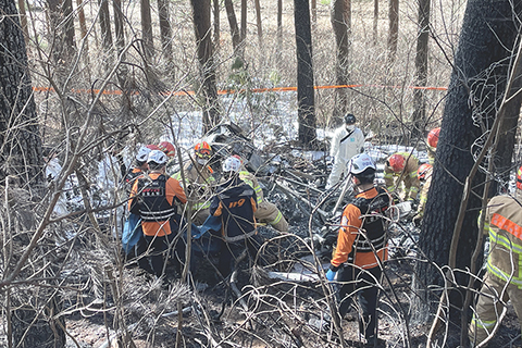 ◎ 十一月廿七日,在韓國江原道襄陽郡,救援人員在直升機墜毀現場工作。 韓國一架直升機廿七日墜毀於江原道襄陽郡山間,造成五人死亡。據韓聯社報道,該直升機於上午十時五十分許墜落後起火,消防部門滅火後發現五具遇難者屍體。目前遇難者身份仍在確認中。據報道,該直升機事發時正在空中進行山火預防巡視。(新華社/紐西斯通訊社)