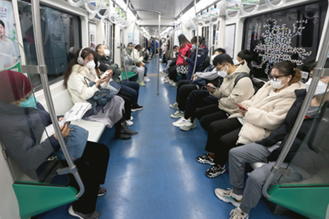 ◎ 十一月廿八日早高峰時段,北京民眾乘坐地鐵出行。(香港中通社圖片)
