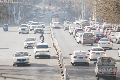 ◎ 十二月二日,青海西寧市城北區與城中區恢復車輛通行。西寧市新冠肺炎疫情防控處置工作指揮部發佈通告稱,當前該市疫情防控形勢日趨平穩、逐步向好,除高風險區繼續實行管控措施外,自十二月二日0時起,恢復城北區與城西區、城中區之間人員、車輛有序流動。(中新社記者 馬銘言攝)